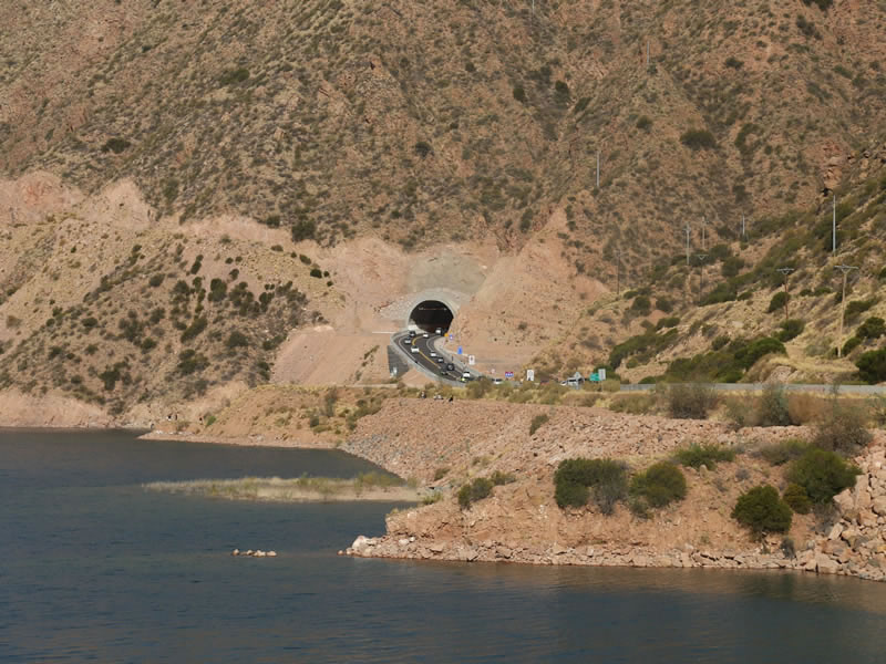 Tunel de Cacheuta, Luján de Cuyo. Mendoza, Argentina.
