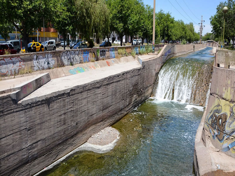 Canal Zanjón Cacique Guaymallén, Guaymallén. Mendoza, Argentina.