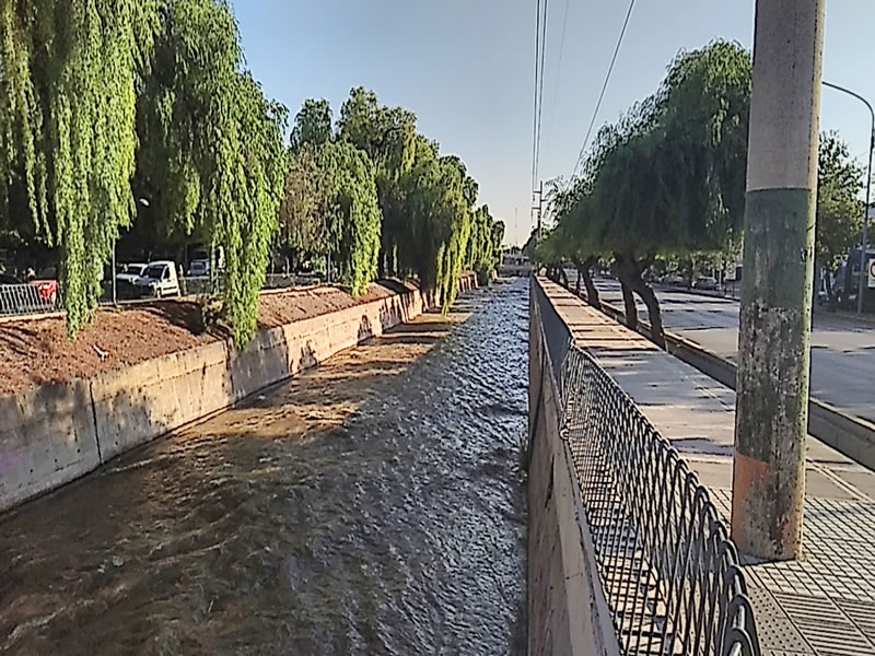 Canal Zanjón, Guaymallén. Mendoza, Argentina.