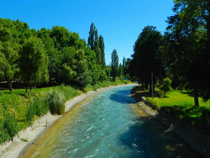 Canal Zanjón Cacique Guaymallén, Luján de Cuyo. Mendoza, Argentina.