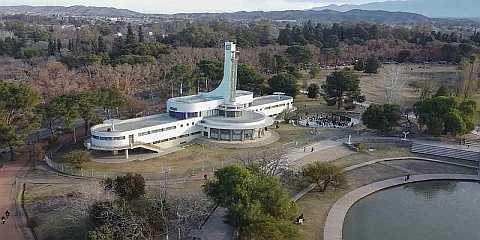 Balneario Playas Serranas, Mendoza. Edificio histórico racionalista, sede del Museo Juan Cornelio Moyano y Monumento Histórico Nacional en el Parque General San Martín. Decreto Nacional 624/2017.